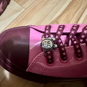 Miley Cirus sneaks never worn